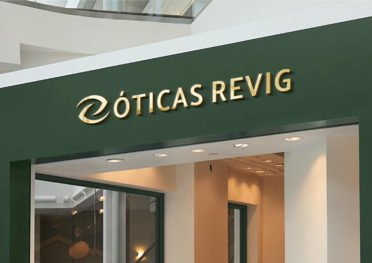 Fachada da Óticas Revig com painel verde e letras douradas